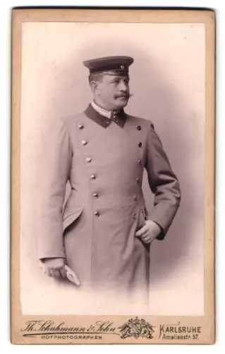 Fotografie Th. Schuhmann, Karlsruhe, Amalienstr. 57, Garde-Offizier im Uniformrock mit Schirmmütze