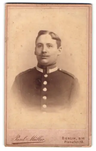 Fotografie Paul Müller, Berlin, Planufer 19, Garde-Unteroffizier in Uniform