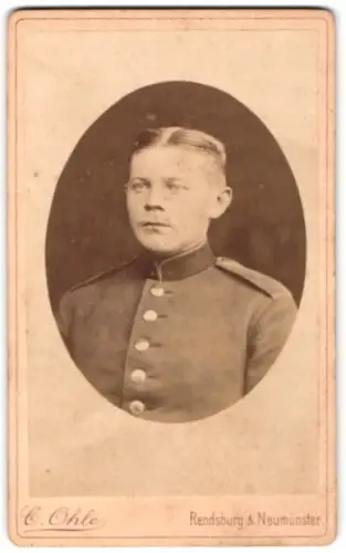 Fotografie C. Ohle, Rendsburg, Kirchen-Str. 4, Soldat vom Regiment Nr. 9 in Uniform