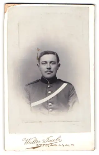 Fotografie Walter Jacobi, Metz, Breite Str. 15, Soldat in Uniform mit Schärpe