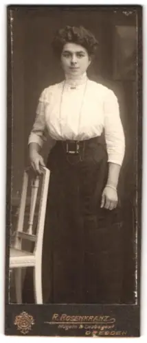 Fotografie R. Rosenkranz, Mügeln, Königstrasse 32, Stehende Dame neben Stuhl