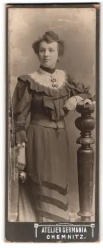 Fotografie Atelier Germania, Chemnitz, Zwickauer Strasse 2, Dame in elegantem Kleid