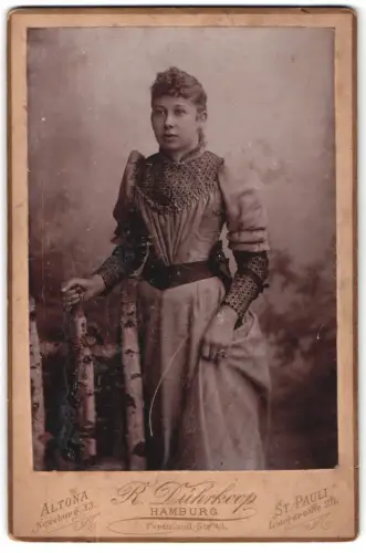 Fotografie R. Dührkoop, Hamburg, Ferdinand Str 43, Porträt einer Dame in eleganter Kleidung