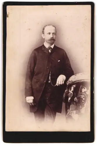 Fotografie unbekannter Fotograf und Ort, eleganter Herr mit Schnurrbart