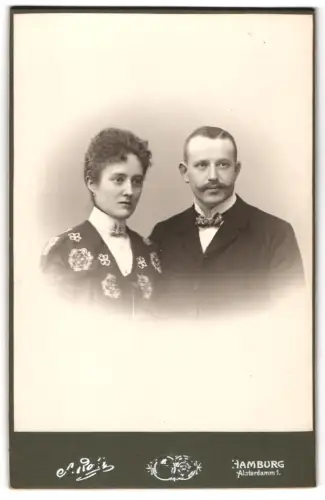 Fotografie A. Roth, Hamburg, Alsterdamm 1, Porträt eines eleganten Paares