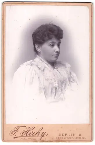 Fotografie F. Hechy, Berlin, Steglitzer Strasse 61, Porträt einer jungen Frau
