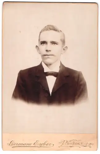 Fotografie Germano Eyber, Ort unbekannt, Porträt eines Mannes mit Fliege