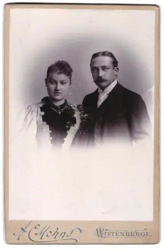 Fotografie A. Mohns, Wittenberge, Elegantes Paar im Studio