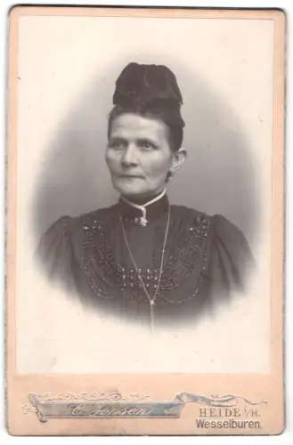 Fotografie C. Jensen, Heide i. H., Porträt einer Dame mit elegantem Haarschmuck