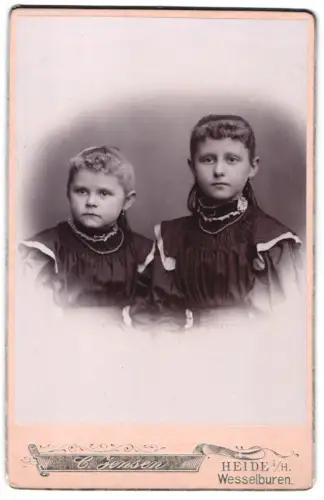 Fotografie C. Jensen, Heide i. H, Zwei Kinder in schwarzen Kleidern