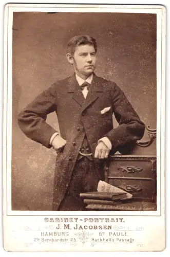 Fotografie J. M. Jacobsen, Hamburg, Bernhardstr. 25, Eleganter Herr mit entschlossenem Blick