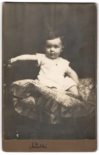 Fotografie Atelier Sonneleitner, Gmunden, Kleinkind auf Kissen