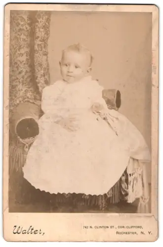 Fotografie Walter, Rochester /NY, N. Clinton St. 742, Porträt eines Kleinkindes