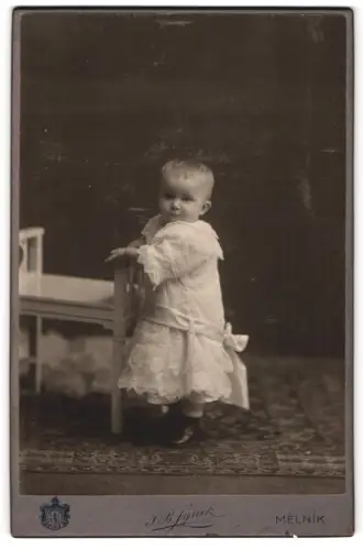Fotografie J. B. Synek, Melník, Kleines Kind im weissen Kleid