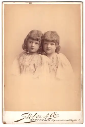 Fotografie Stober & Co., Stuttgart, Gymnasiumstrasse 6, Porträt zweier Kinder in Spitzenkleidern