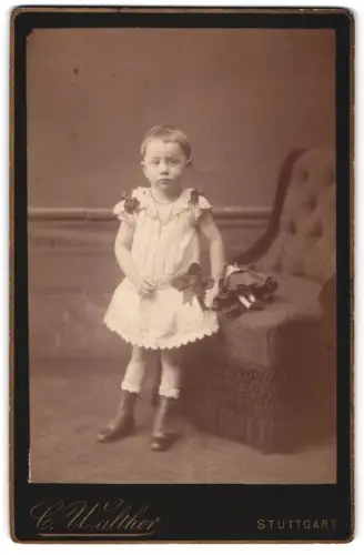 Fotografie C. Walther, Stuttgart, Olgastrasse 22, Porträt eines Kindes mit Puppe