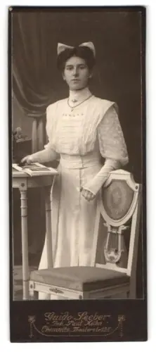 Fotografie Guido Seeber, Chemnitz, Theaterstrasse 22, Elegante Dame mit Schleife