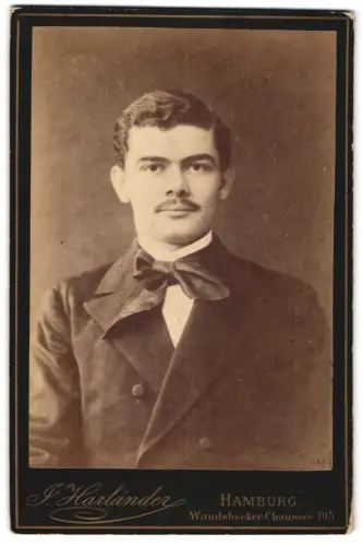 Fotografie J. Harländer, Hamburg, Wandsbecker Chaussee 195, Porträt eines elegant gekleideten Herrn