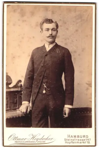 Fotografie Ottmar Heydecker, Hamburg, Steinstrasse 147, Porträt eines eleganten Herrn