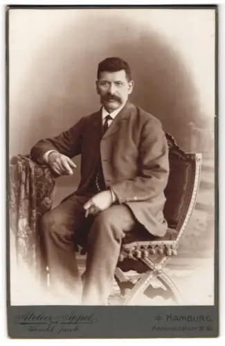 Fotografie Atelier Appel, Hamburg, Admiralitätsstrasse 9/10, Porträt eines sitzenden Herren