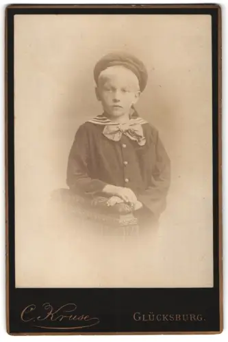 Fotografie C. Kruse, Glücksburg, Junge in Matrosenanzug