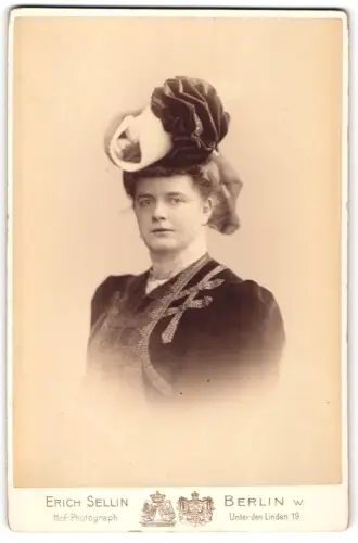 Fotografie Erich Sellin, Berlin, Unter den Linden 19, Elegante Dame mit opulentem Hut