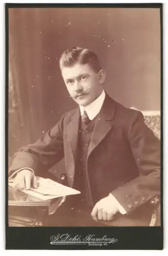 Fotografie S. Dehé, Hamburg, Schlump 47, Porträt eines eleganten Herrn