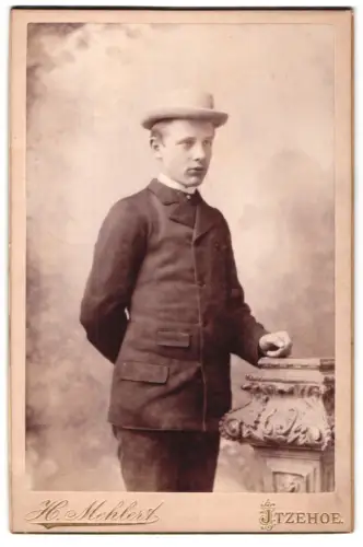 Fotografie H. Mehlert, Itzehoe, Breitstrasse 25, Junger Mann im Anzug mit Hut