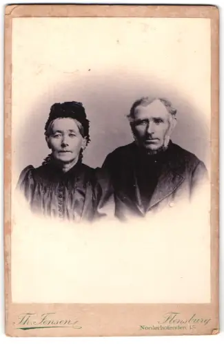 Fotografie Th. Jensen, Flensburg, Norderhofenden 15, Paarporträt in traditioneller Kleidung