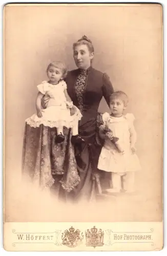Fotografie W. Höffert, Hamburg, Jungfernstieg 12, Frau mit zwei Kindern