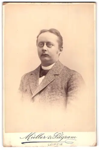 Fotografie Müller & Pilgram, Leipzig, Löhrstrasse 11, Porträt eines Mannes mit Brille