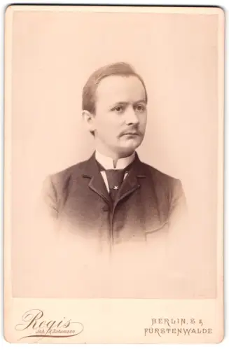Fotografie Regis, Berlin, Prinzenstr. 44, Porträt eines eleganten Herrn