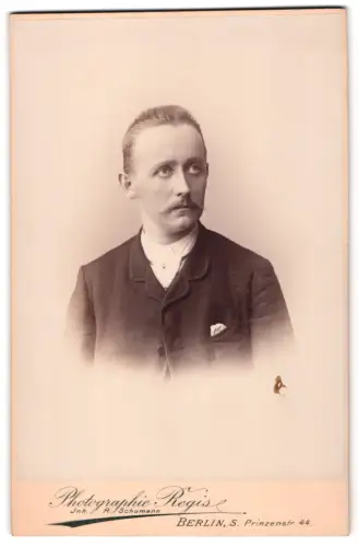 Fotografie Photographie Regis, Berlin, Prinzenstr. 44, Portrait eines eleganten Herrn