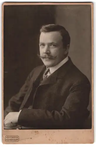 Fotografie Höpfner & Pieperhoff, Halle a. S., Poststrasse 19, Portrait eines Mannes