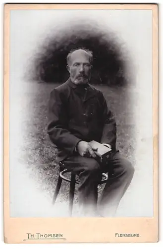 Fotografie Th. Thomsen, Flensburg, Marienstrasse 52, Porträt eines sitzenden Mannes