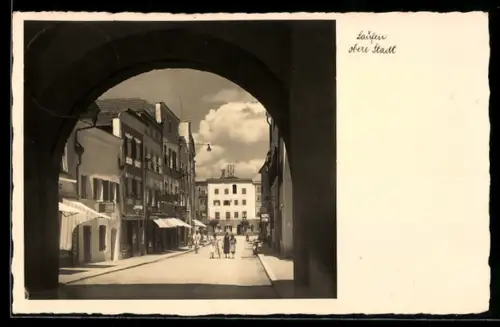 AK Laufen, Obere Stadt, Strassenpartie mit Stadttor und Geschäften