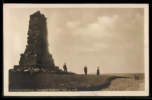 AK Feldberg, Seebuck, Bismarck-Denkmal mit Besuchern, Panorama