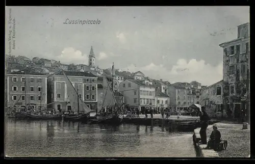 AK Lussinpiccolo, Hafenpartie mit Segelbooten und Uferpromenade