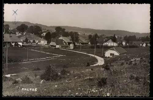 AK Malpas, Dorfblick mit Häusern und Wiesen