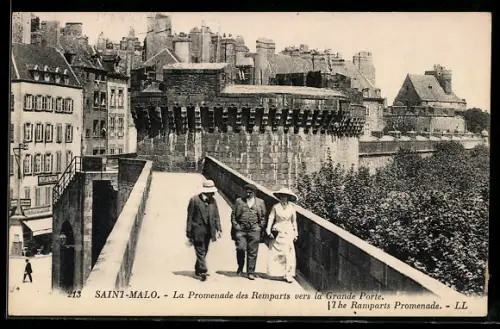 AK Saint-Malo, La Promenade des Remparts vers la Grande Porte
