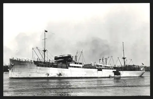 Fotografie Schwedisches Frachtschiff Tisnaren mit Holzladung an Deck
