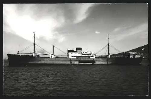 Fotografie Frachtschiff Temnaren in Seitenansicht auf Reede liegend