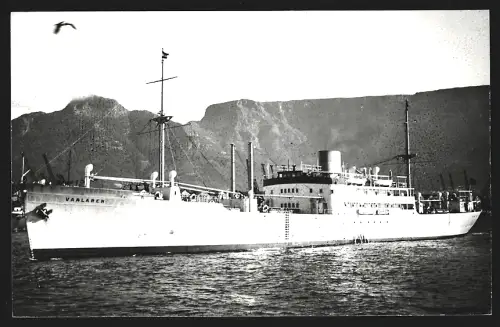 Fotografie Schwedisches Frachtschiff Vaalaren vor dem Tafelberg in Kapstadt
