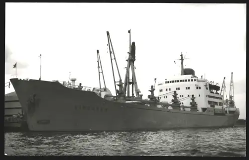 Fotografie Schwedisches Frachtschiff Vingaren nach Einschleppen in den Hafen
