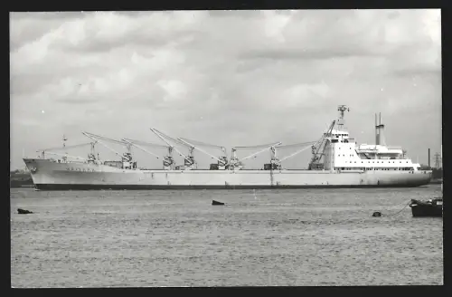 Fotografie Frachtschiff Waitara mit Schwergut-Ladebäumen an Deck