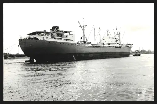 Fotografie Frachtschiff Madame Butterfly von 1959 in Fahrt mit Schlepperhilfe