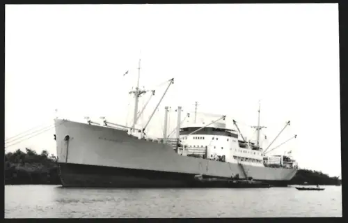 Fotografie Schwedisches Frachtschiff Hjelmaren aus Göteborg mit Lastkähnen längsseits