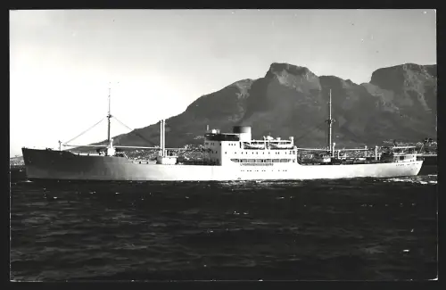 Fotografie Schwedisches Frachtschiff Hjelmaren vor dem Tafelberg in Kapstadt