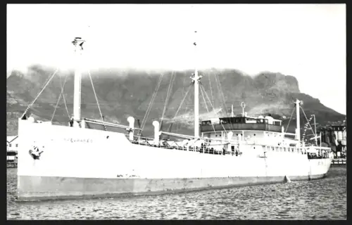 Fotografie Schwedisches Frachtschiff Hjelmaren vor dem Tafelberg in Kapstadt