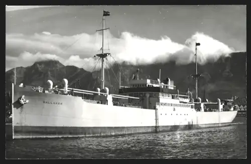 Fotografie Schwedisches Frachtschiff Hallaren vor dem Tafelberg in Kapstadt auf Reede liegend